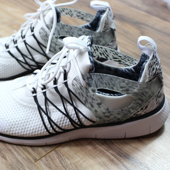 Nike Shoes - Nike Free Viritous Print Running shoe white black